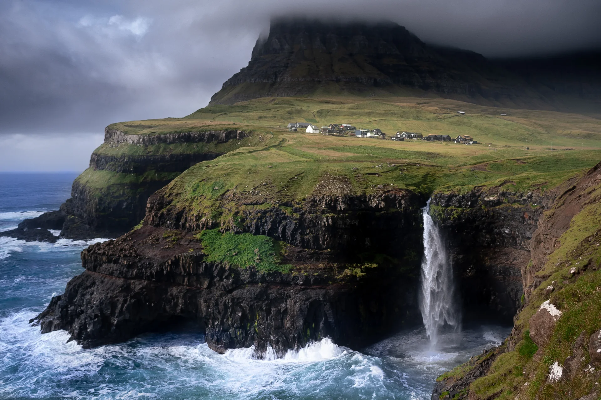 Múlafossur, la cascade suspendue, autre angle