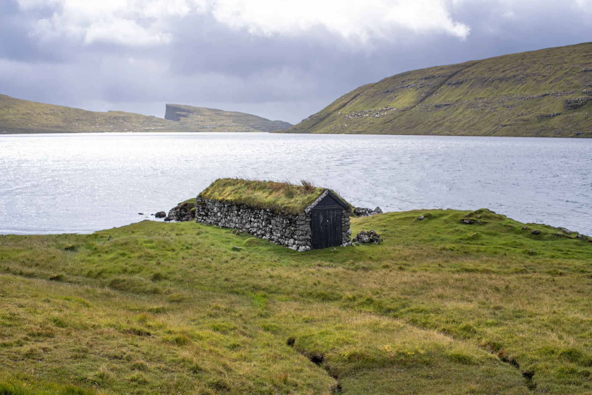Fjord et hameau isolé