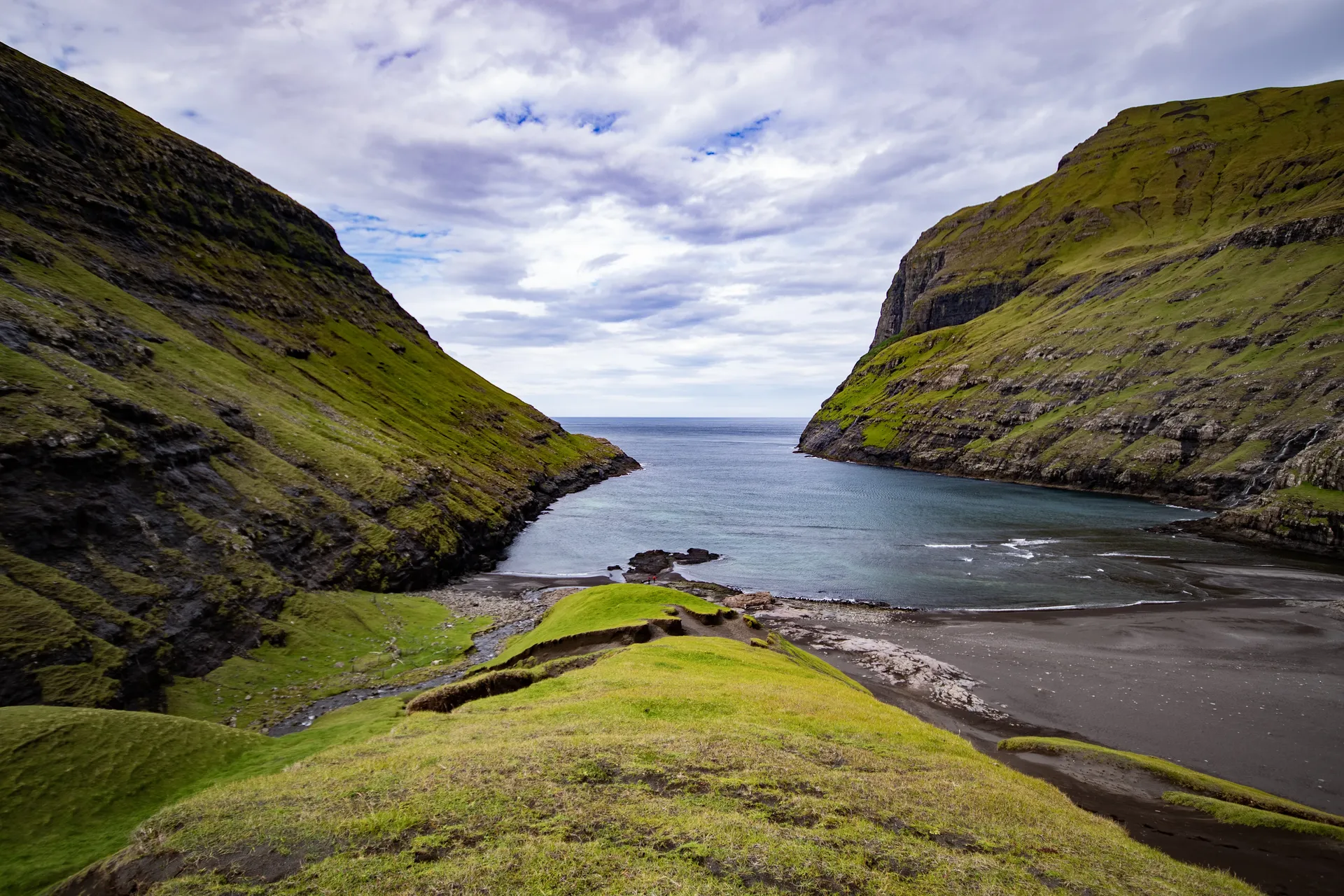 Plage de sable noir au fond d'un fjord