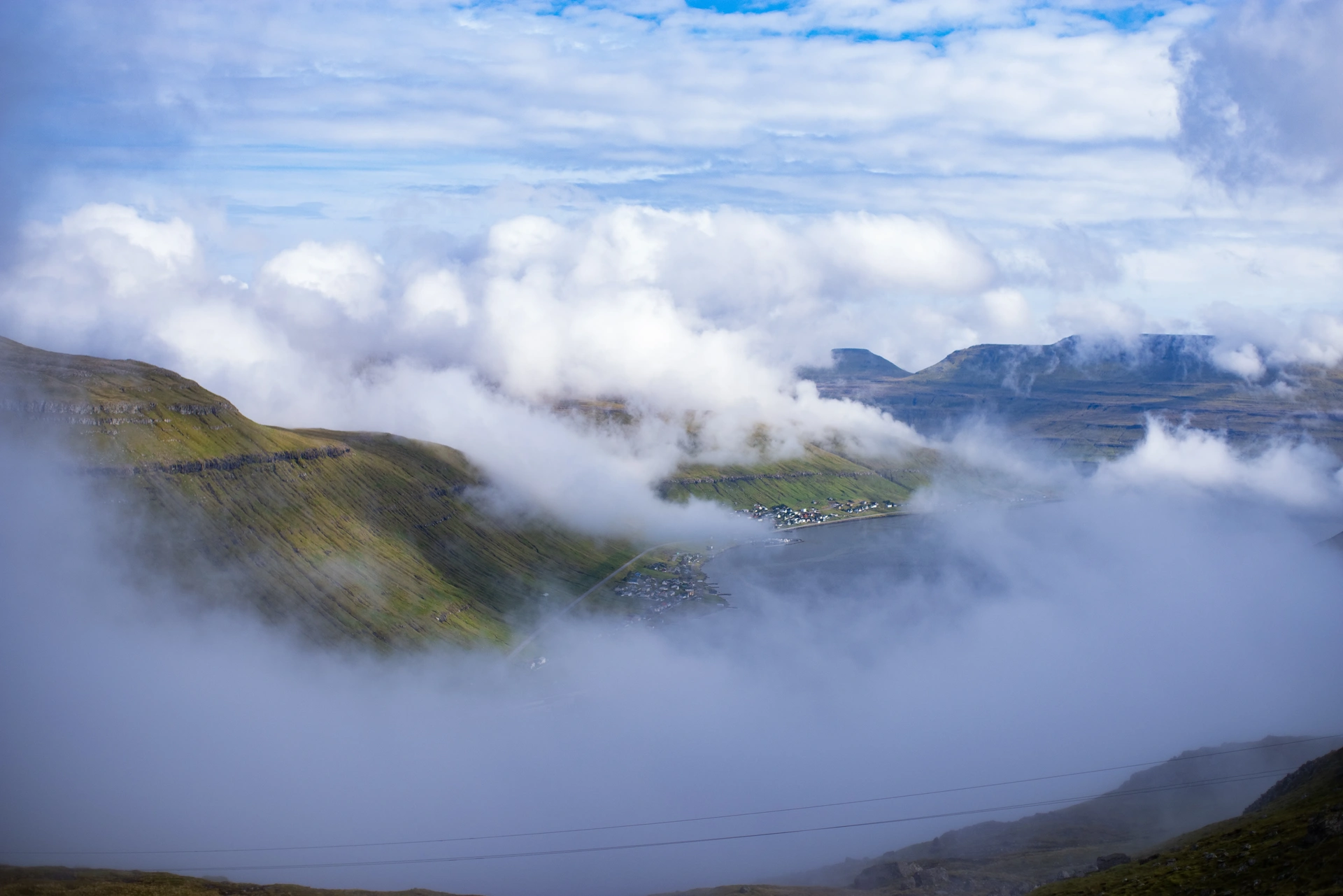Nuages bas roulant sur les falaises féroïennes