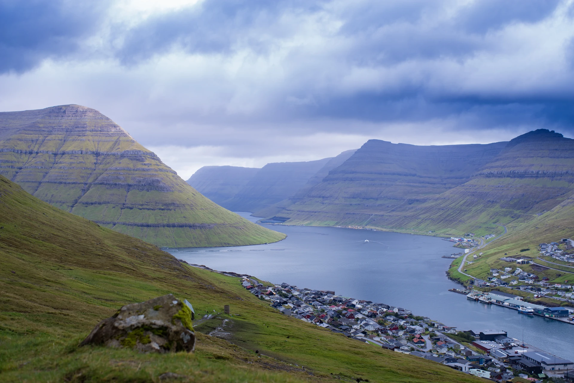 Village féroïen niché au fond d'un fjord