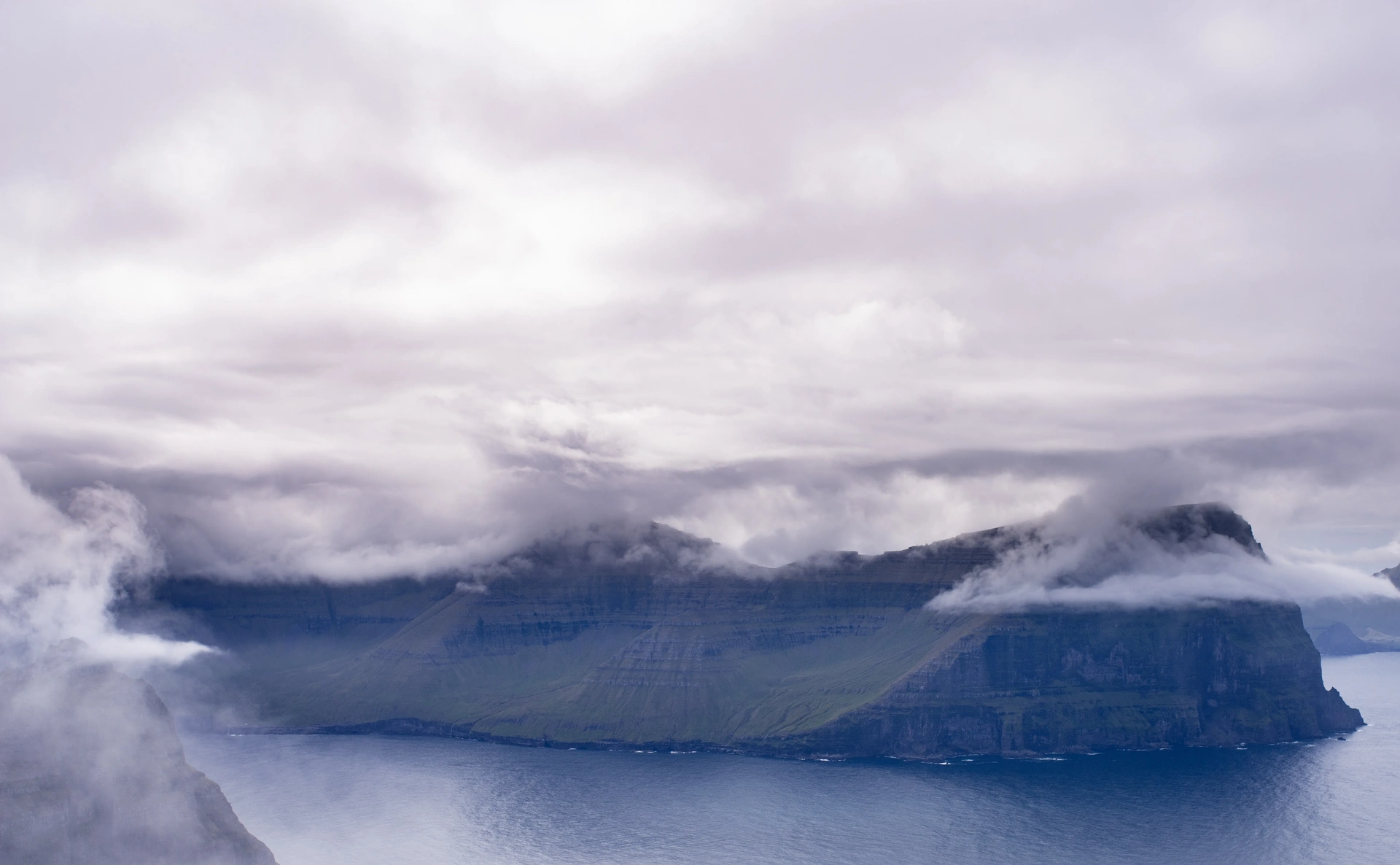 Montagnes superposées dans la brume