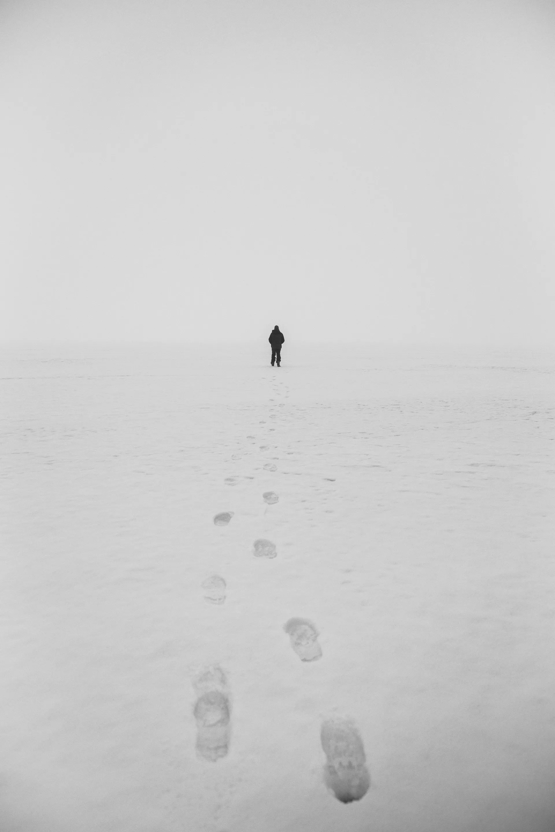 Tirage fine art N&B — Traces de pas dans la neige