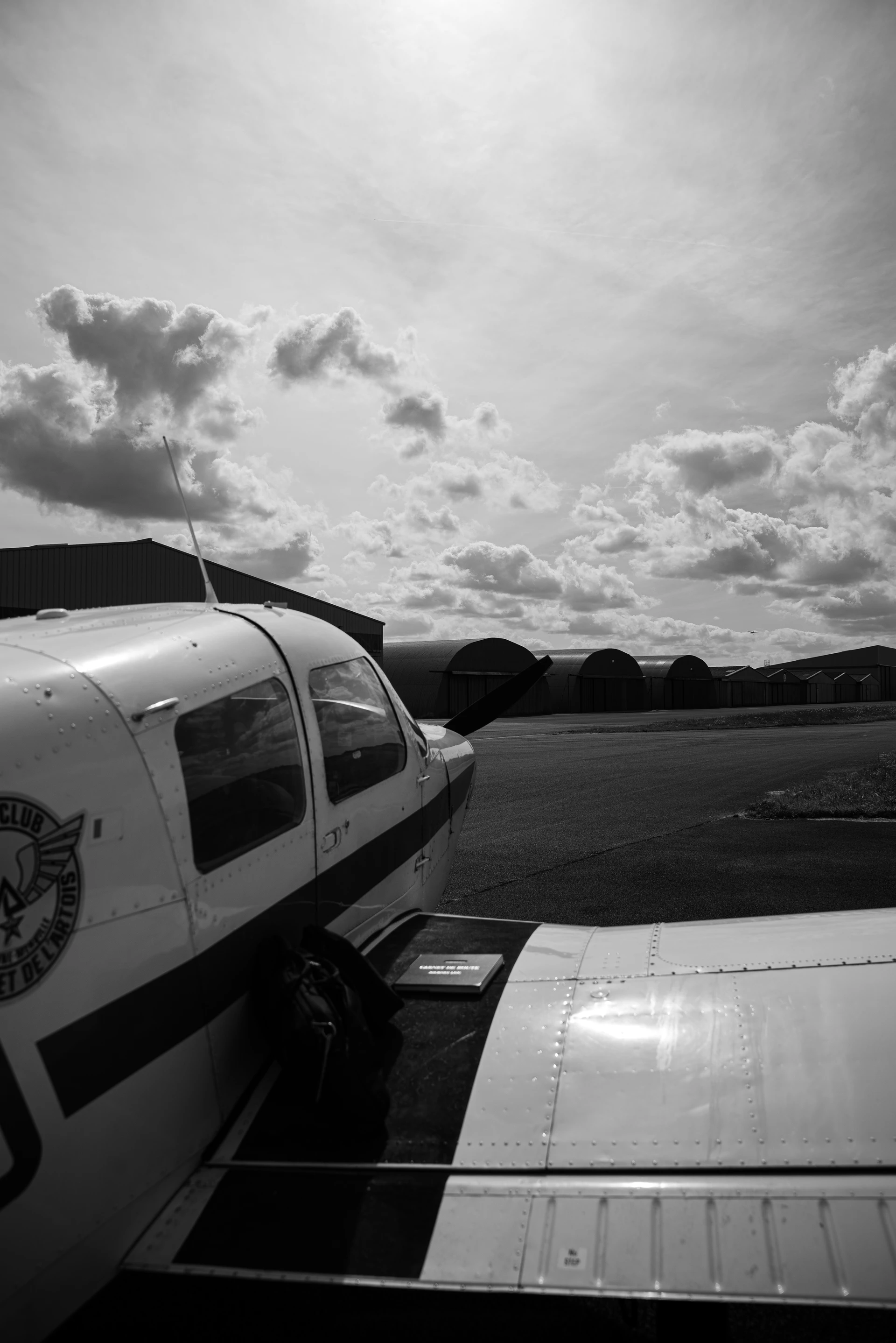 Tirage fine art N&B — Aile d'avion au-dessus des nuages
