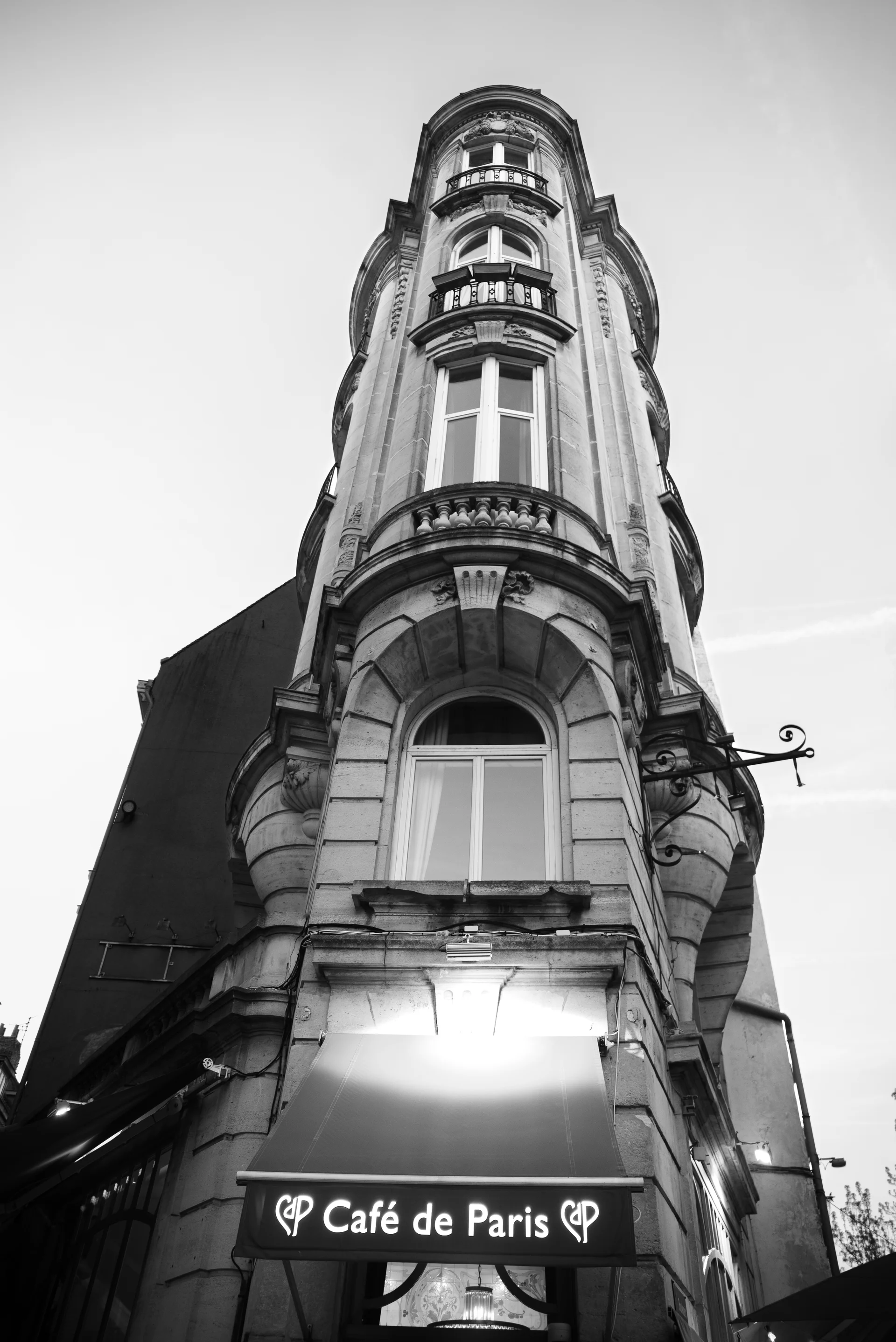 Tirage fine art N&B — Tour d'un bâtiment historique