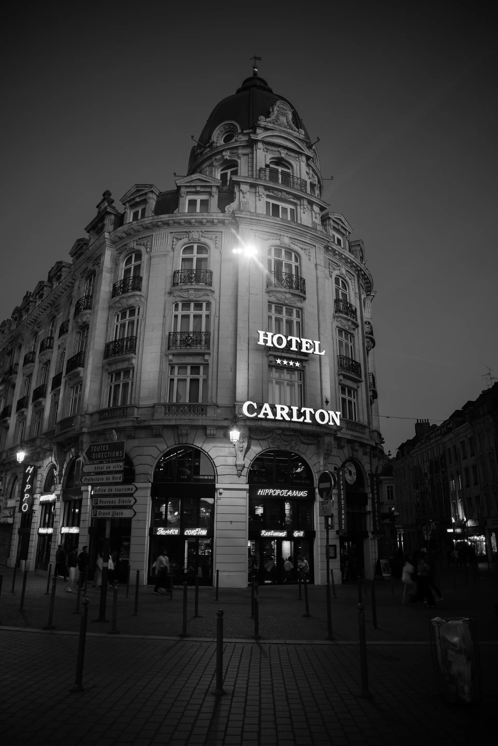 Tirage fine art N&B — Façade d'immeuble