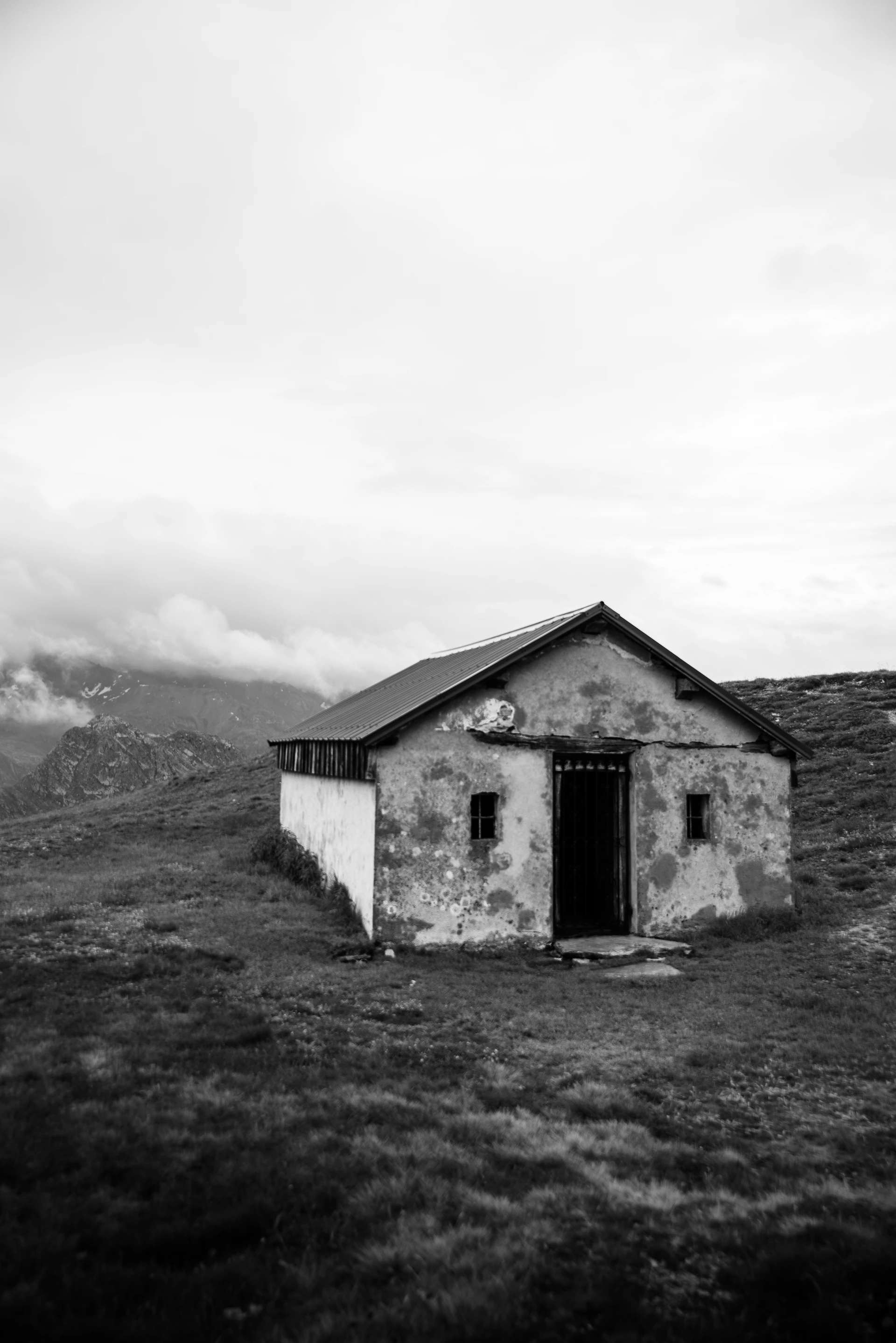 Tirage fine art N&B — Bâtisse en pierre dans un champ