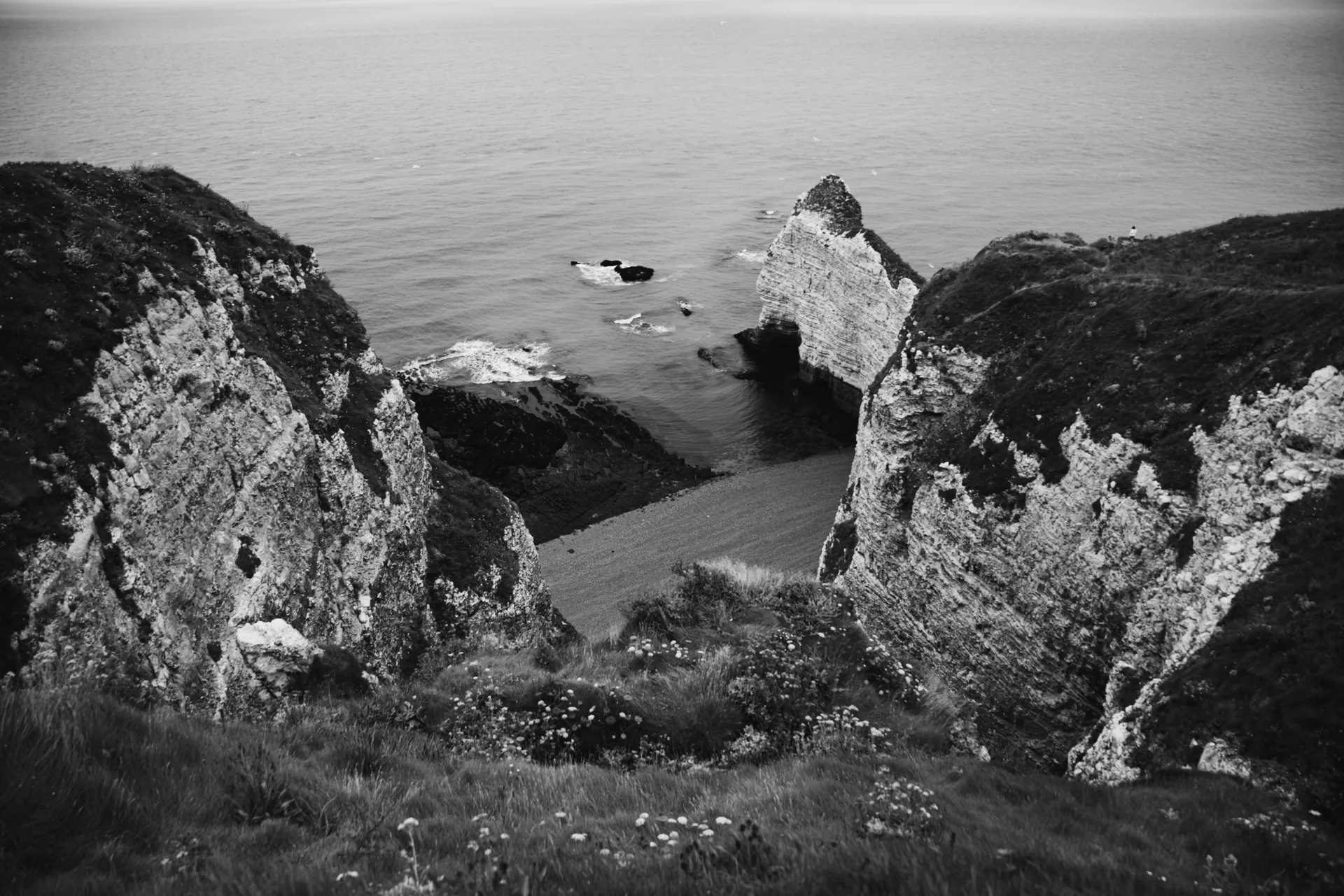 Tirage fine art N&B — Falaises et baie