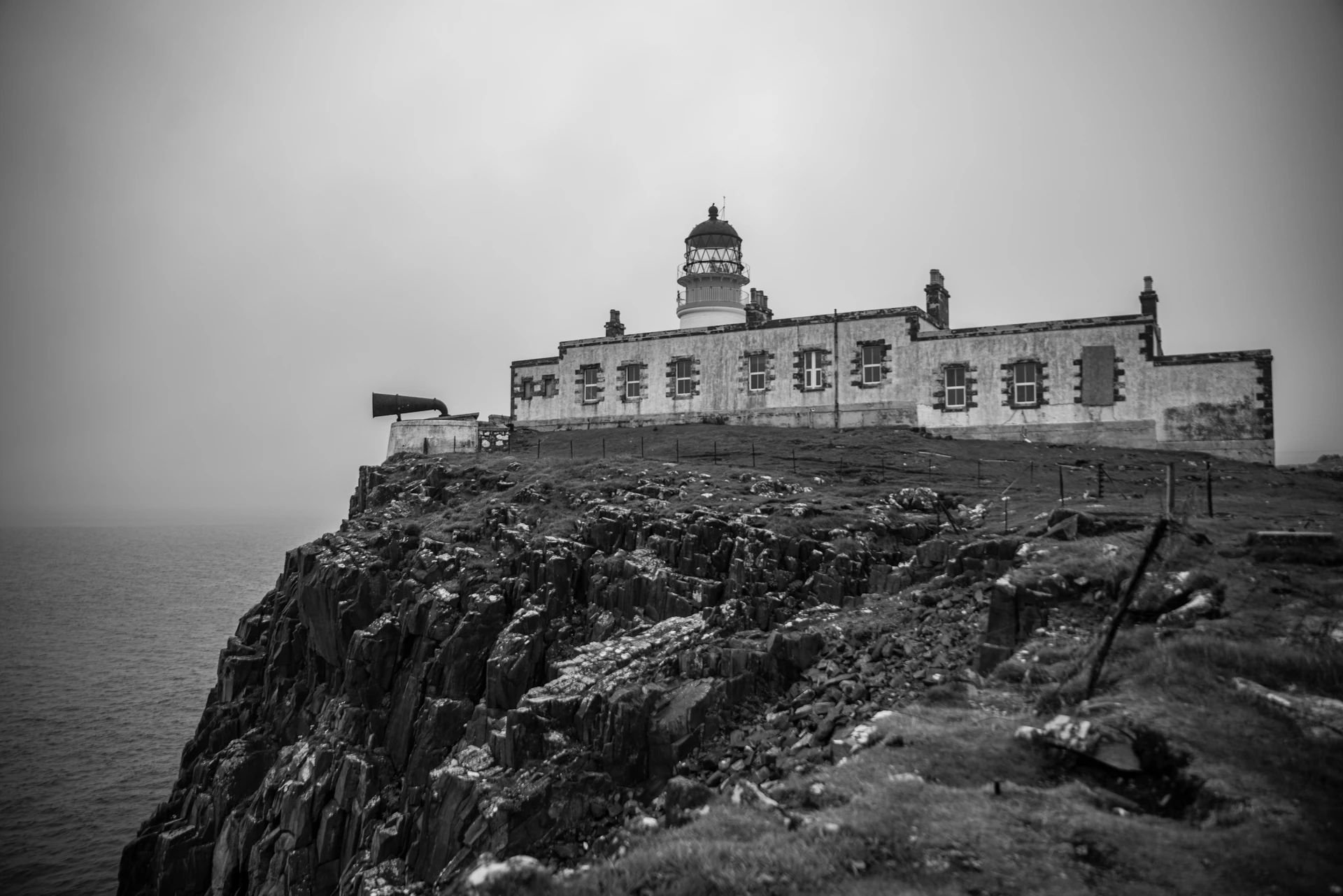Tirage fine art N&B — Phare sur la falaise