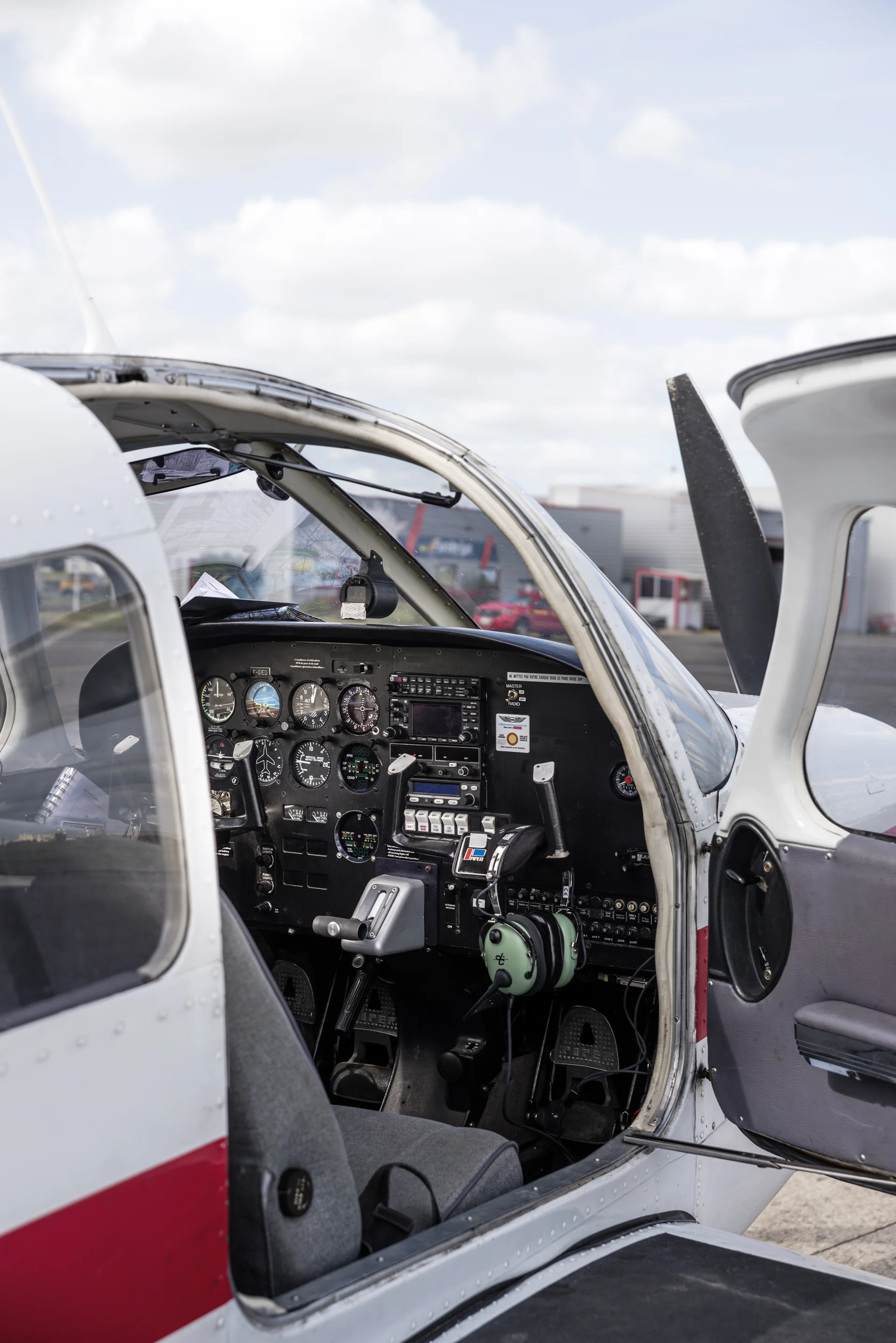 Tirage fine art — Pilote aux commandes d'un cockpit