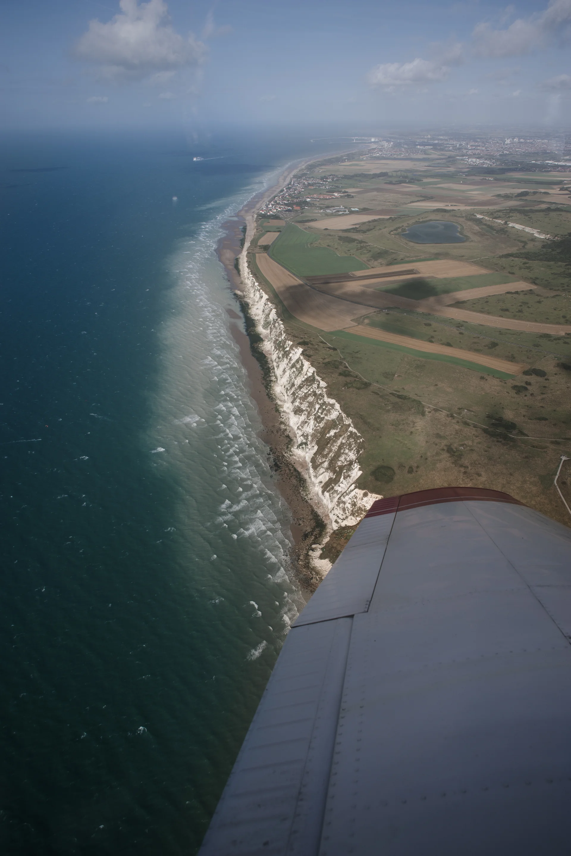 Tirage fine art — Aile d'avion survolant la côte