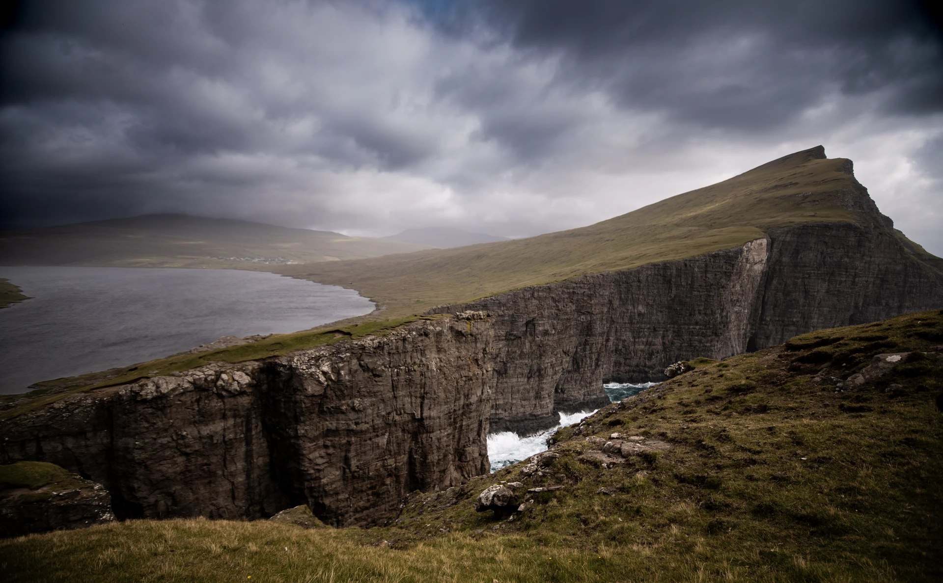 Tirage fine art — Falaises sous un ciel d'orage