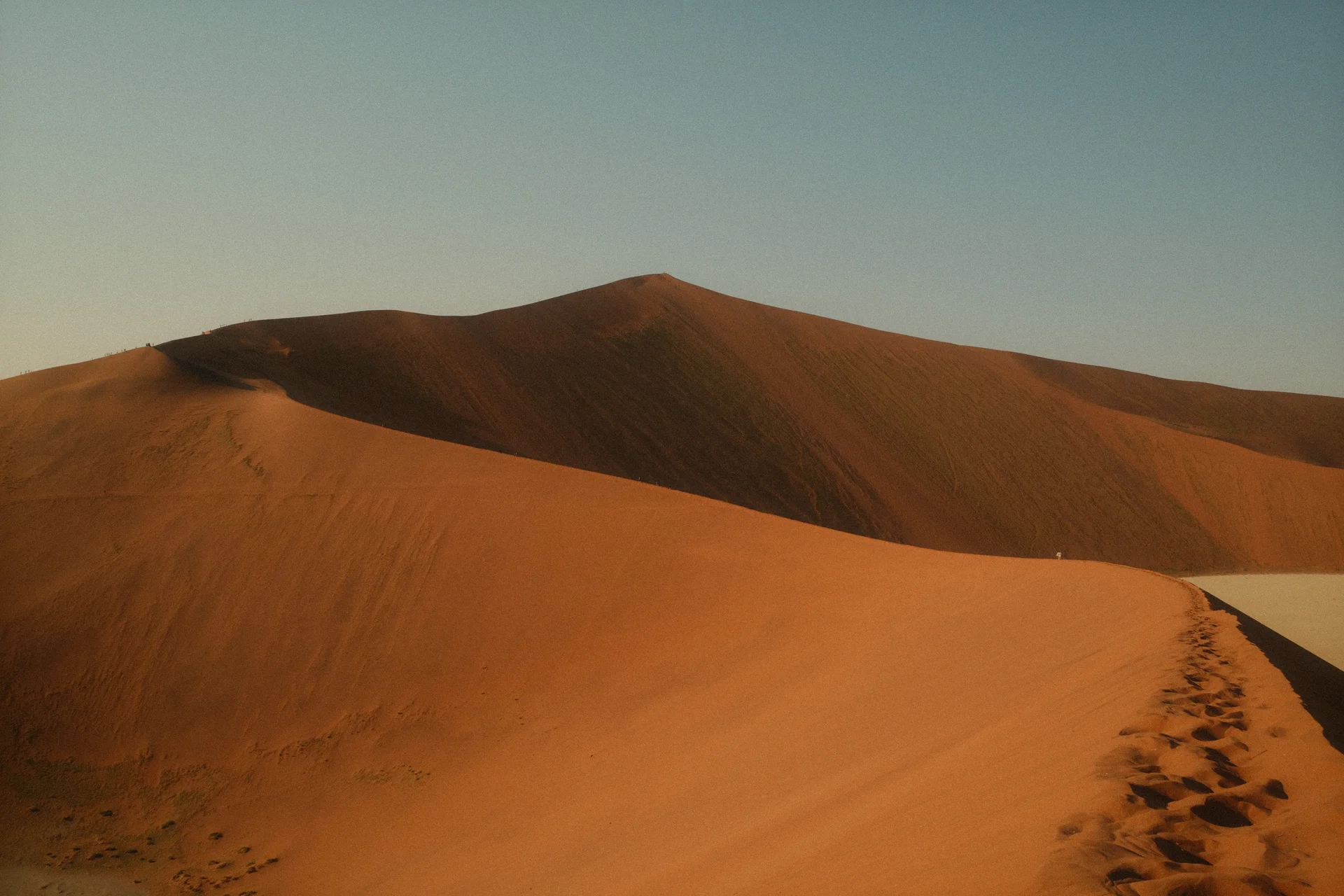 Dune géante se découpant sur un ciel bleu pur