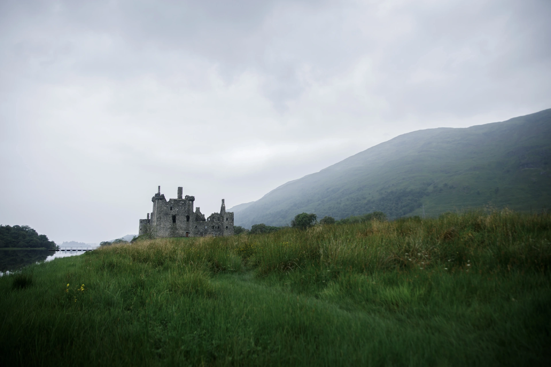 Château écossais niché dans un paysage vallonné