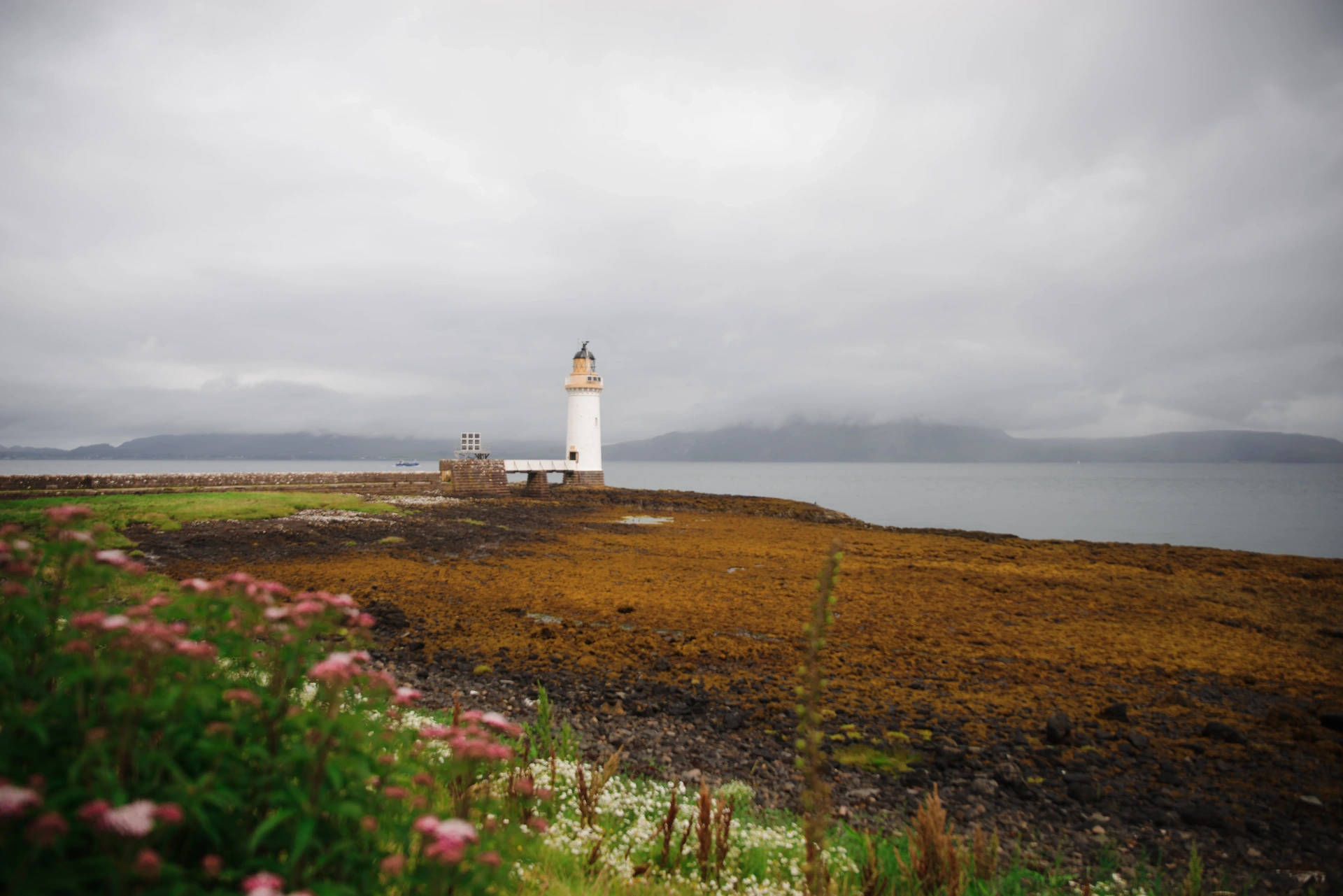 Phare écossais face à la mer