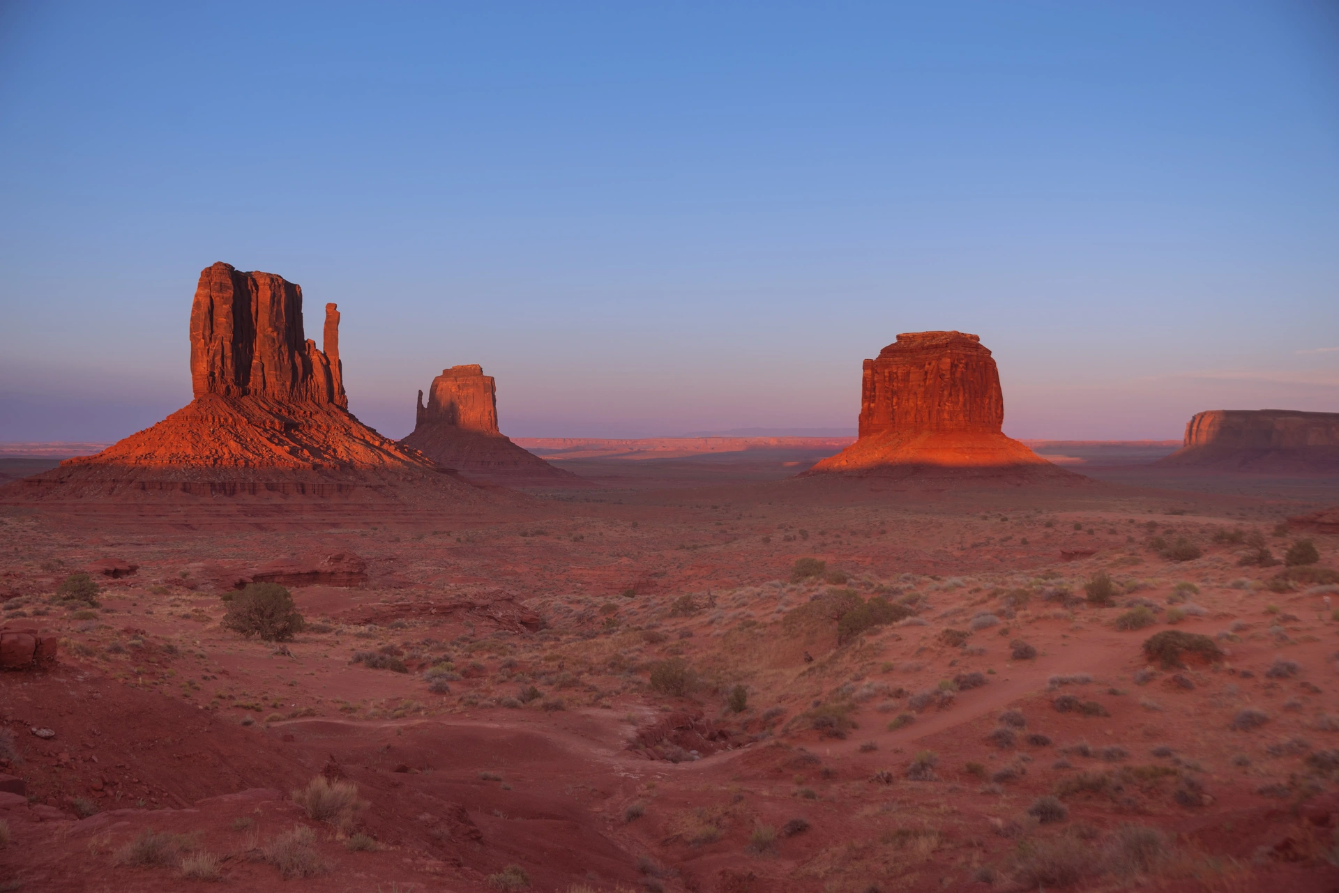 Les Mittens de Monument Valley au crépuscule