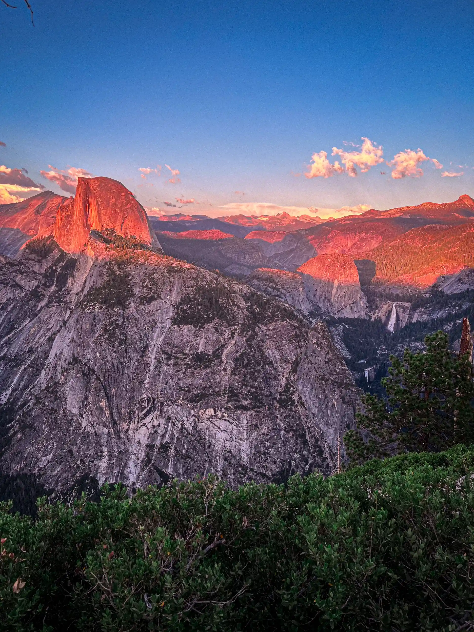 Coucher de soleil sur les montagnes de Yosemite