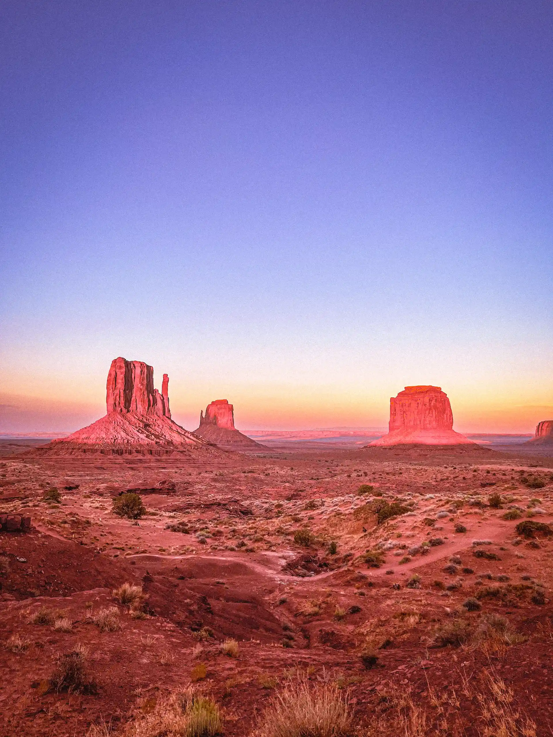 Mesas de Monument Valley dans la lumière du soir